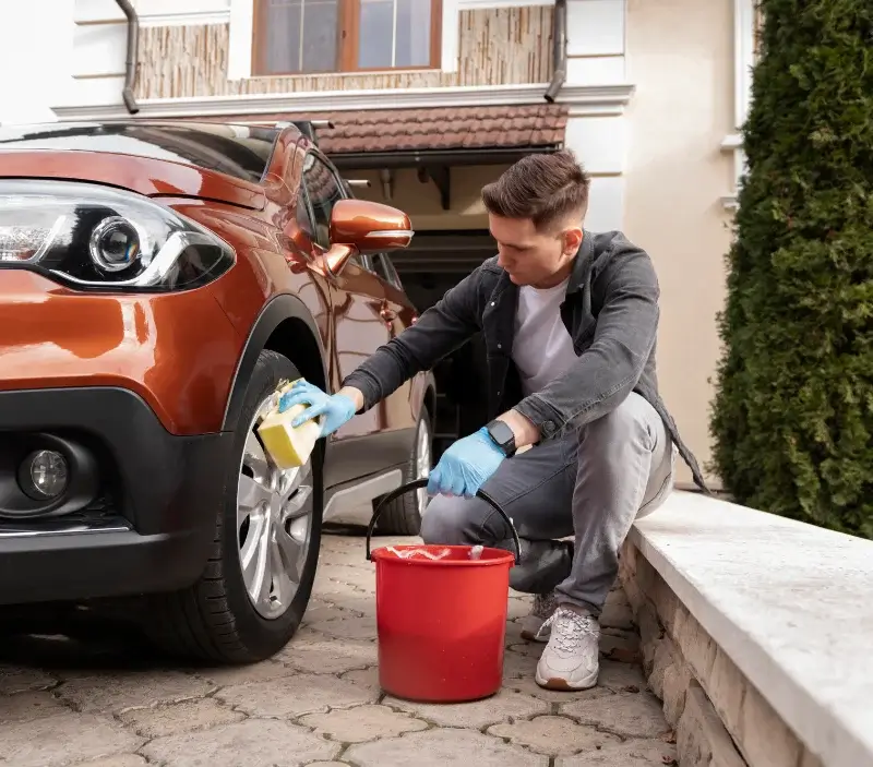 Lavage auto à domicile Sèvres-Anxaumont : professionnel intervenant sur un véhicule
